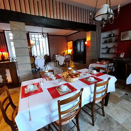 Hôtel De La Barbacane Tiffauges Buitenkant foto