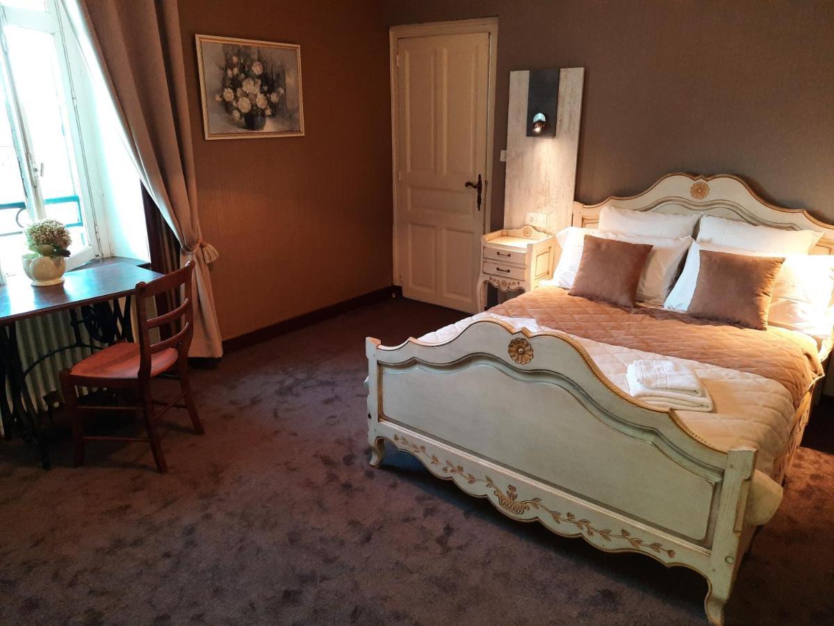 Hôtel De La Barbacane Tiffauges Buitenkant foto