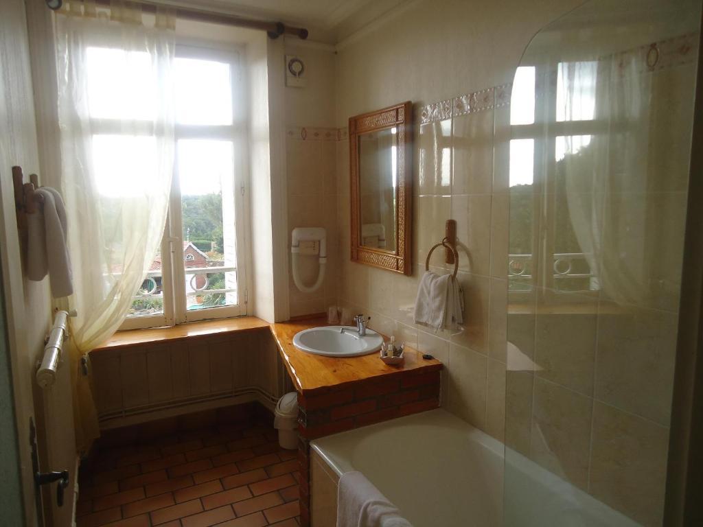 Hôtel De La Barbacane Tiffauges Kamer foto