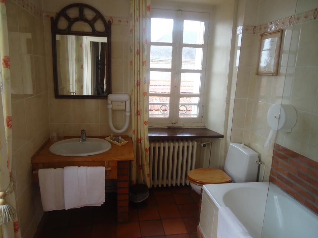 Hôtel De La Barbacane Tiffauges Kamer foto