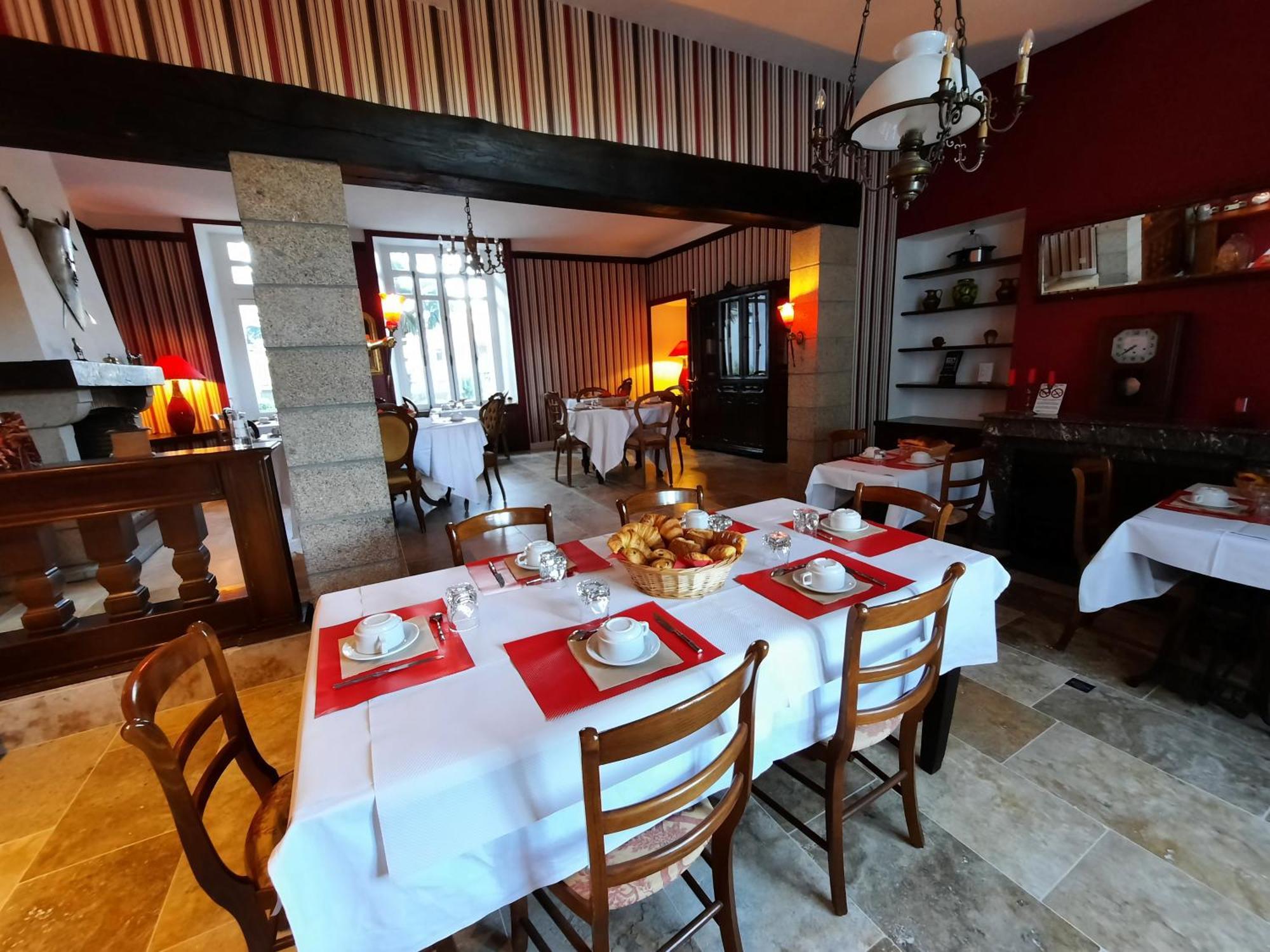 Hôtel De La Barbacane Tiffauges Buitenkant foto